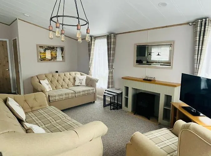 Eastgate Lodge With Hot Tub